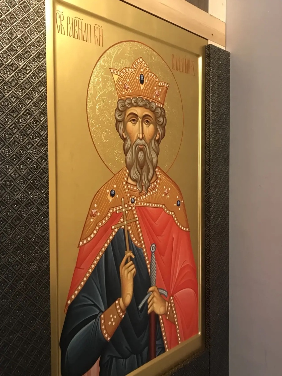 Икона князя Владимира украшает придел во имя благоверных Бориса и Глеба.