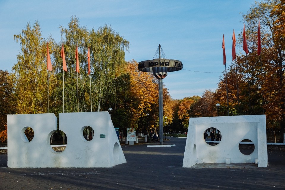    В парке Гагарина когда-то стоял списанный самолет АН-10А, его использовали как кинотеатр Светлана МАКОВЕЕВА