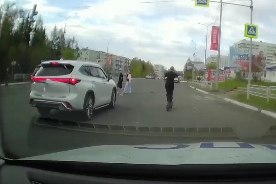    10-летний мальчик на самокате выехал на дорогу в Усть-Илимске и попался полиции. УГИБДД ГУ МВД России по Иркутской области