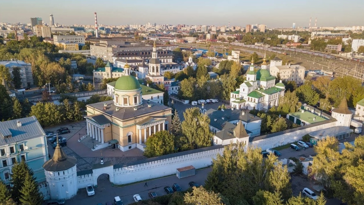 Данилов монастырь — старейшая московская обитель. Не позднее 1282 г. на правом берегу Москвы-реки, в пяти верстах от Кремля, святой князь Даниил основал первый в Москве мужской монастырь с деревянным храмом во имя преподобного Даниила Столпника, своего Небесного покровителя. В этой же обители святой князь умер и был похоронен.