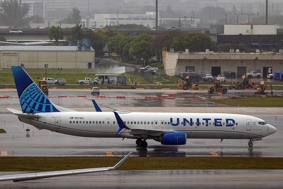    Пилоты рейса United Airlines 1551, летевшего в Гватемалу, совершили экстренную посадку REUTERS
