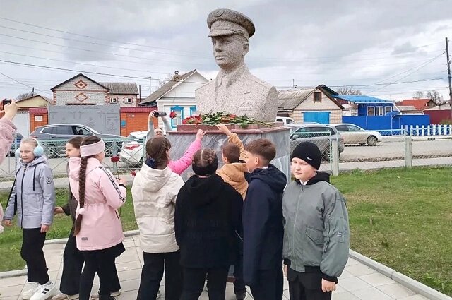    Ученики школы № 17 г. Кузнецка чтят память о Юрии Гагарине. Фото: АиФ/ Игорь Польских