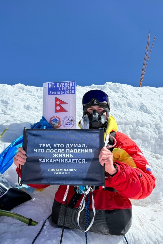 Рустам Набиев на вершине Эвереста. Фото: https://vk.com/club211248813