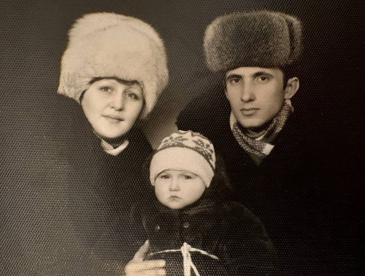 Ольга Лесняк (Барнаш) с родителями.