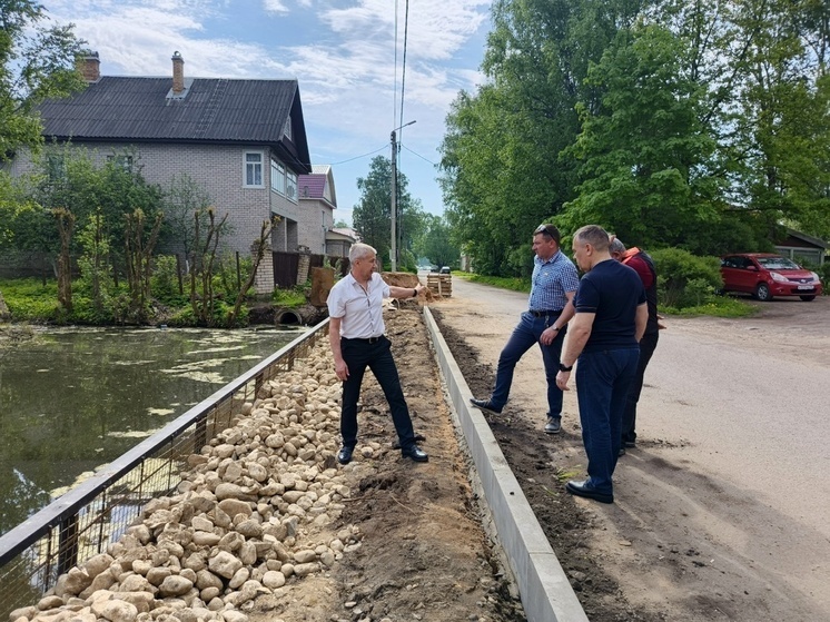     У прудка в Малой Вишере установили бордюрный камень. фото со страницы ВКонтакте главы Маловишерского муниципального округа Дмитрия Платонова