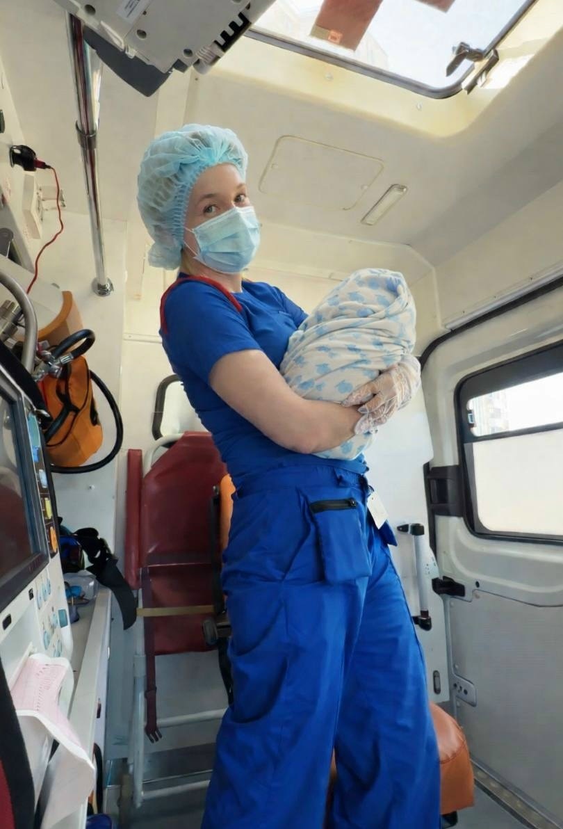 Алена Иваненкова вместе с новорожденным