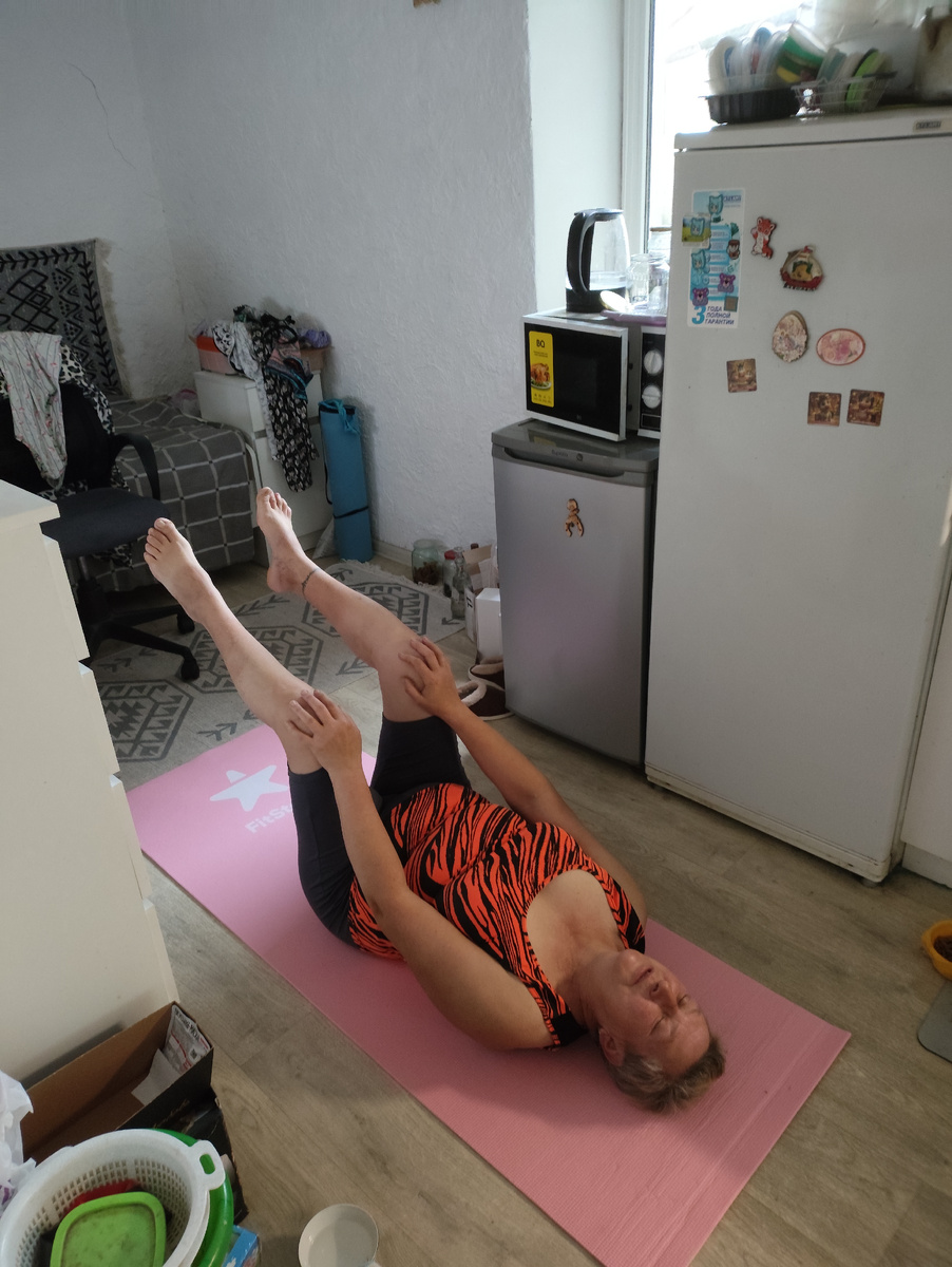 Прикольно, ногами давишь на руки, руками на ноги. Пресс работает, аж дышать забываешь...