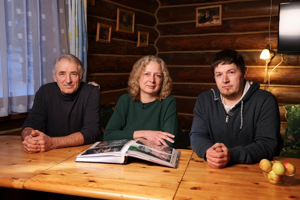 Семейное дело продолжают сын Сергей, невестка Екатерина, внук Василий. Фото: Роман Садовой.