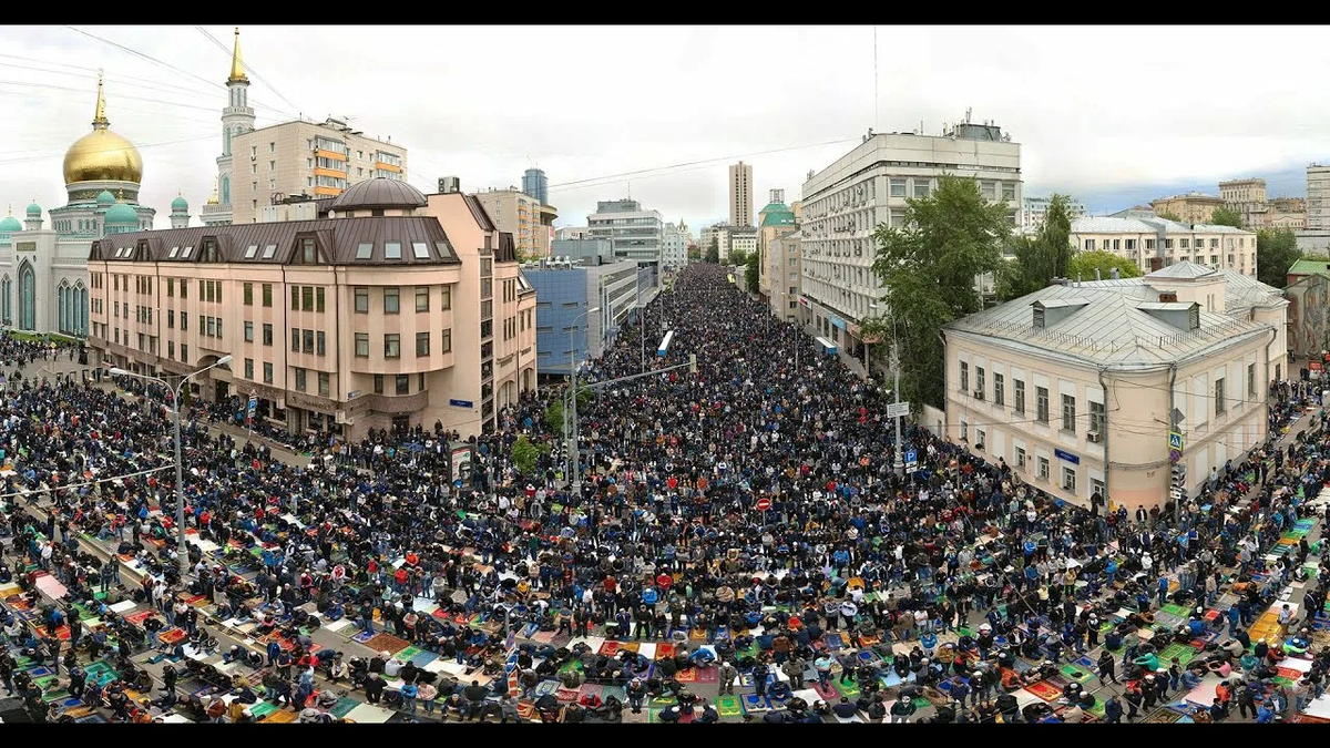 Москва  примерно 400000 человек мигрантов в одном месте.