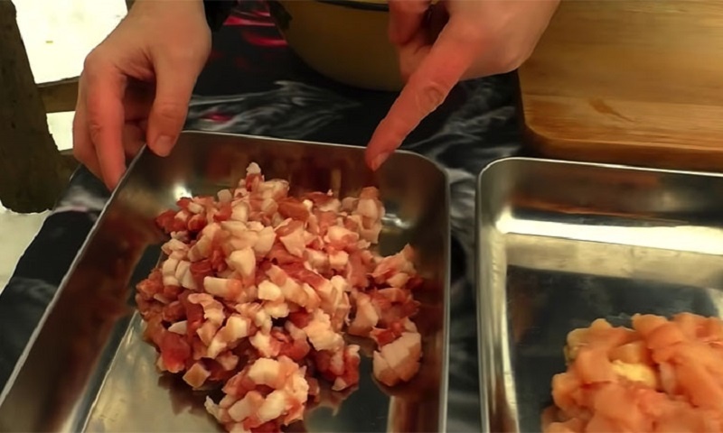 Как сделать сочную домашнюю колбасу с картошкой и салом: проверенный деревенский способ