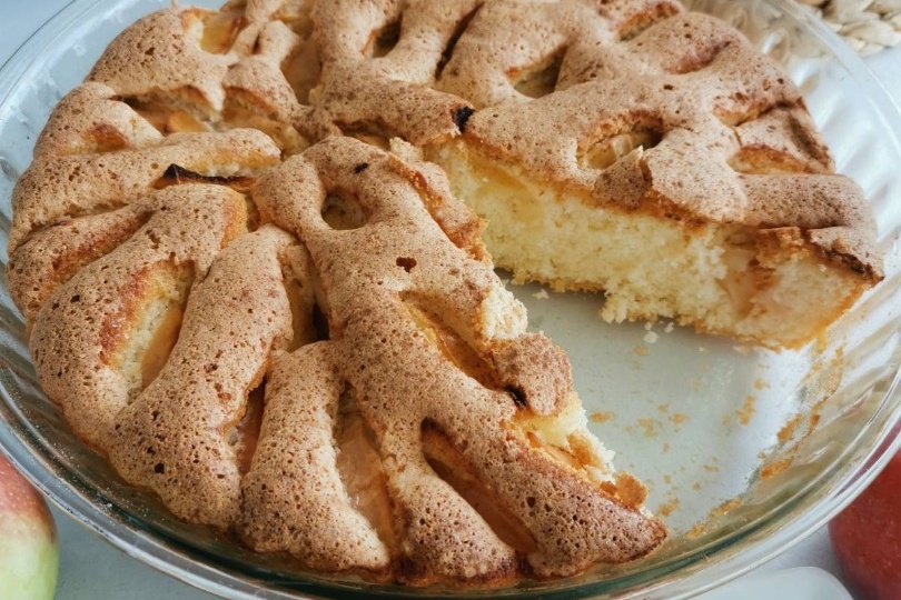 Шарлотка с яблоками