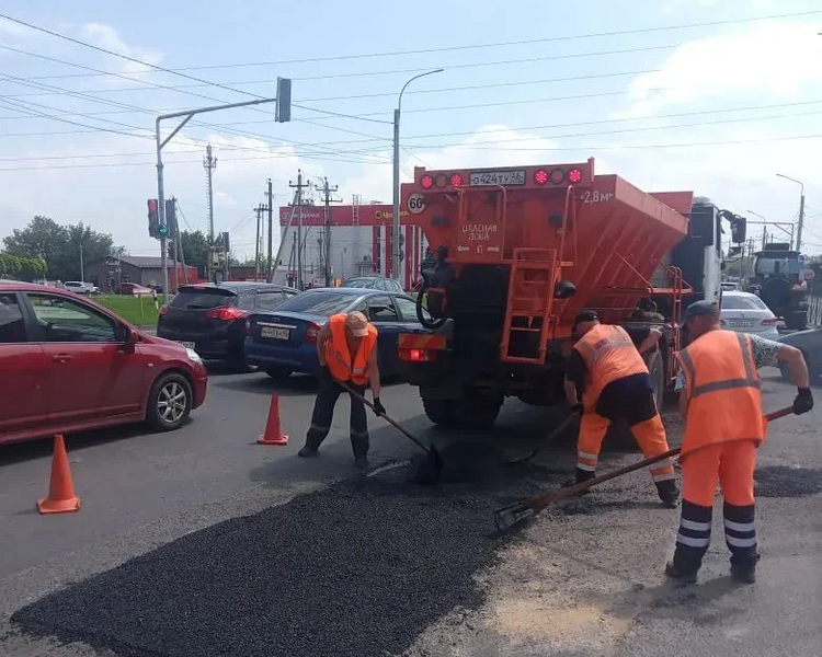     Улицы Курска убирают 64 машины и 70 человек