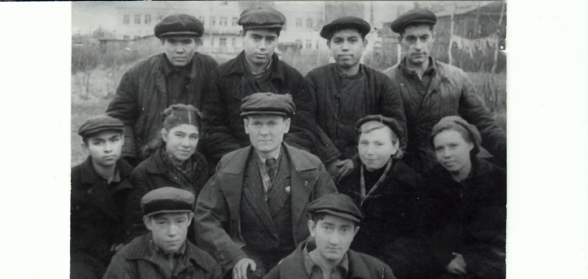 На заводе № 26 в Уфе (ныне ОДК-УМПО) первая молодежная фронтовая бригада под руководством Махмута Рахмангулова создана в октябре 1941-го года. Ей было присвоено имя Героя Советского Союза летчика Николая Гастелло. © Архив ОДК-УМПО