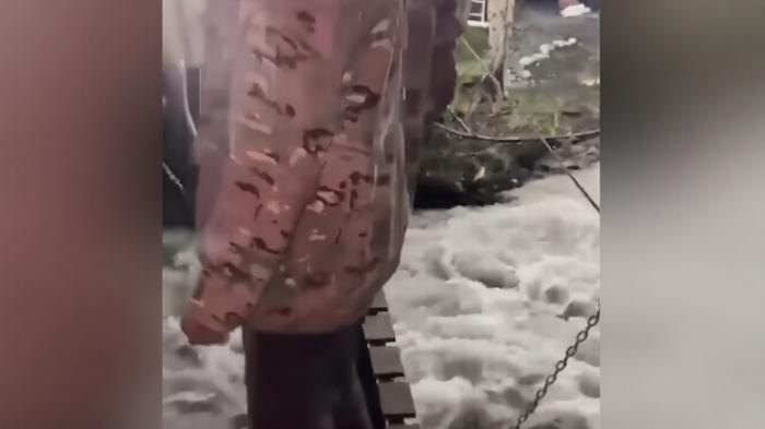 Момент падения россиянки в реку в Южной Осетии. Обложка © Telegram /SHOT