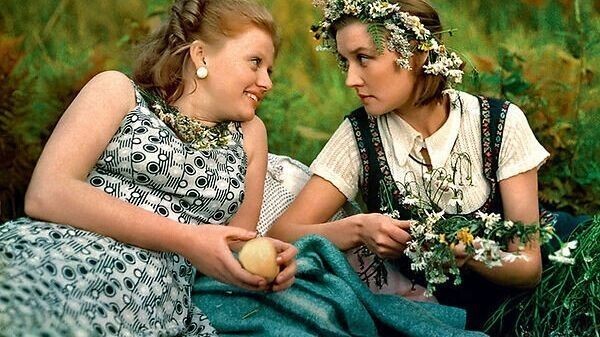    В 1981 году фильм был удостоен премии «Оскар» в номинации «Лучший фильм на иностранном языке» и Государственной премии СССР.   Кадр из фильма режиссера Владимира Меньшова «Москва слезам не верит» (сценарист Валентин Черных, оператор Игорь Слабневич, композитор Сергей Никитин, «Мосфильм», 1979)