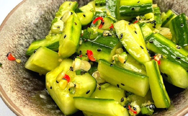 Хрустящий огуречный салат: универсальная закуска с необычным вкусом