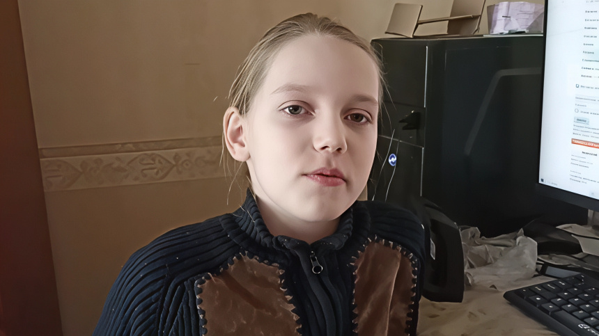 Это ее брат и он тоже окончил университет в 13 лет