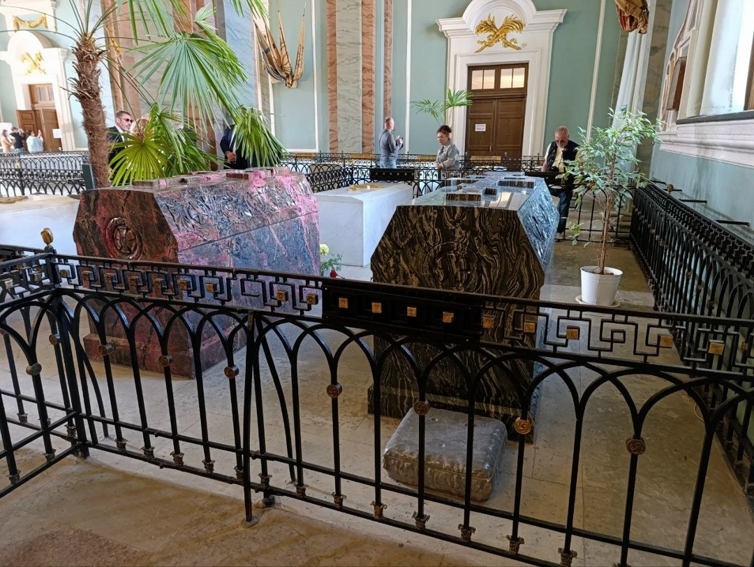 Надгробия Александра II (справа, яшма) и Марии Александровны (слева, родонит).
