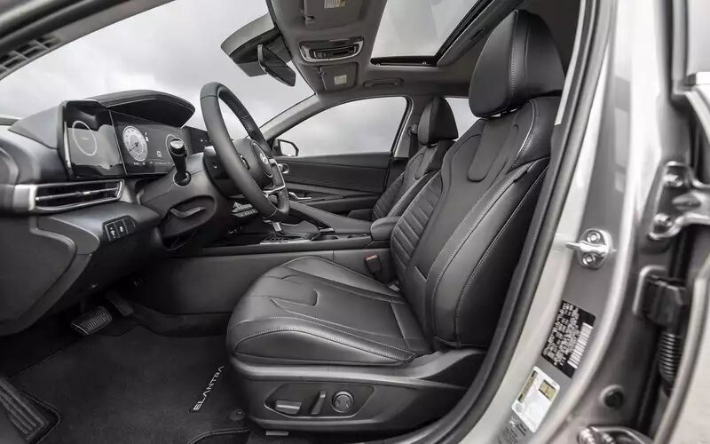 Интерьер Hyundai Elantra📷

