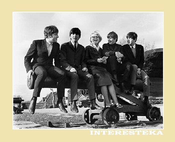 1963.10.30. Рядом с ''The Beatles'' в парке аттракционов ''Gröna Lund'' (г.Стокгольм) в перерыве записи шведского музыкального шоу ''Drop In'' и интервью для ''Sveriges radio''- телеведущая шоу Кёрсти Адамс-Рэй.