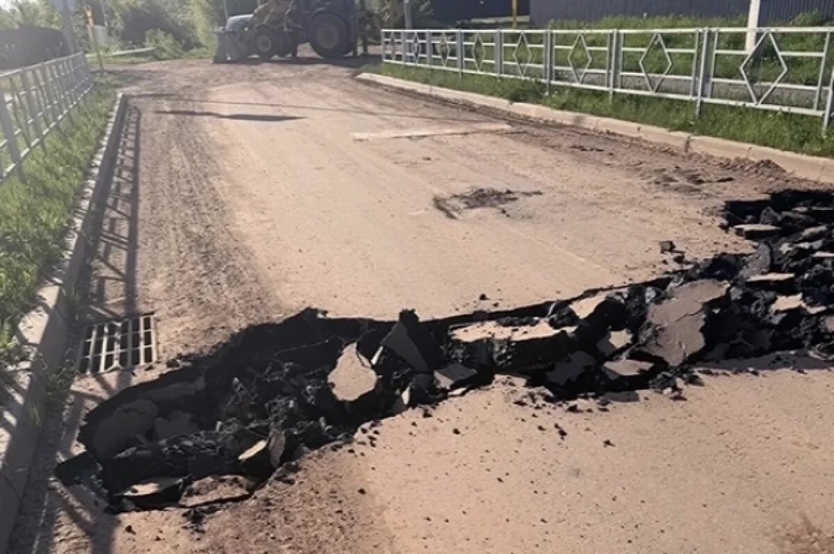    Дорожное полотно провалилось на улице Сергея Ожегова.