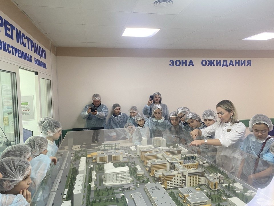    Школьников впечатлила главная больница края. Им ее показали и на макете Гарик АРОЯН