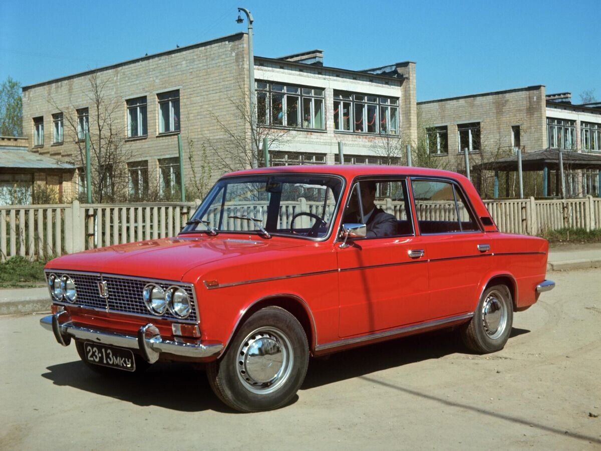    ВАЗ-2103 "Жигули" - советский заднеприводный автомобиль II группы малого класса с кузовом седан | © РИА Новости / Н. Седов