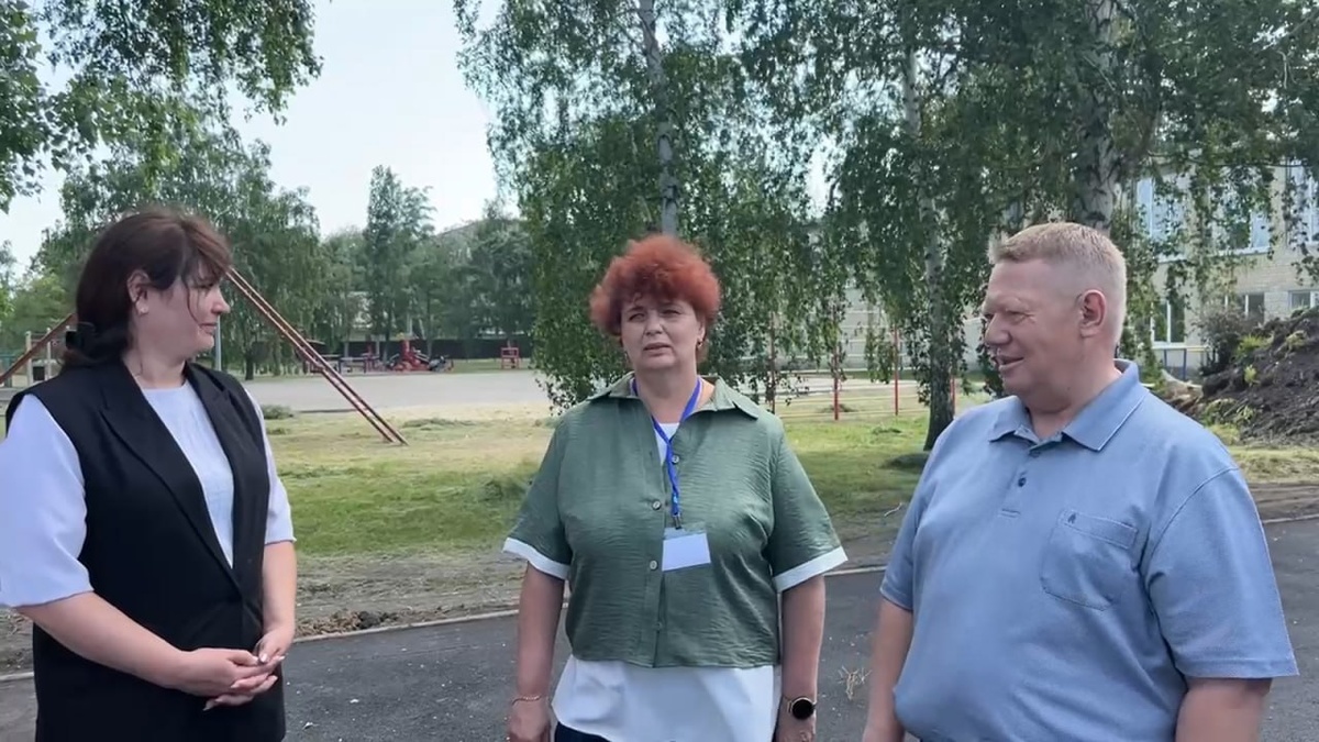 Депутат Госдумы пообещал контролировать стройку вместе с педагогами и родителями. Спортплощадка будет многофункциональной и открытой для всех.