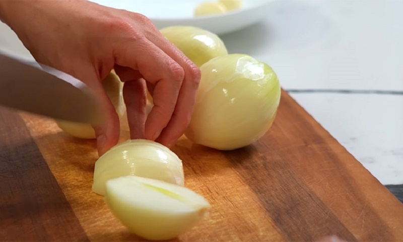 Особая курица по-еврейски с луковым соусом: как приготовить нежнейшее мясо с новым вкусом