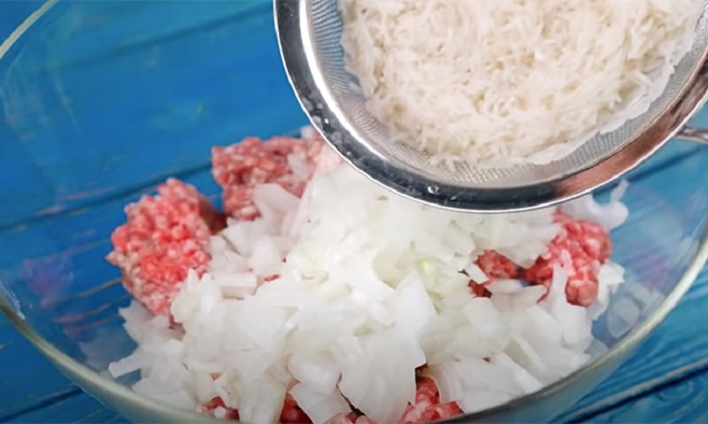 Новая версия голубцов: фаршированные мешочки с квашеной капустой, сочным мясом и бульоном
