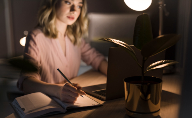    © https://www.magnific.com/ru/free-photo/beautiful-blonde-woman-taking-notes_7388982.htm