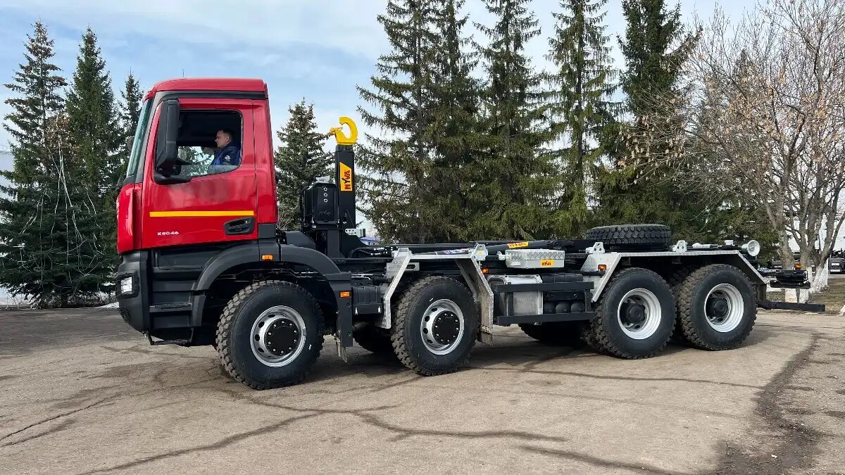 Фото: kamaz.ru / пресс-служба «КАМАЗ»
На рынок выведен новый крюковой погрузчик на шасси КАМАЗ-65951