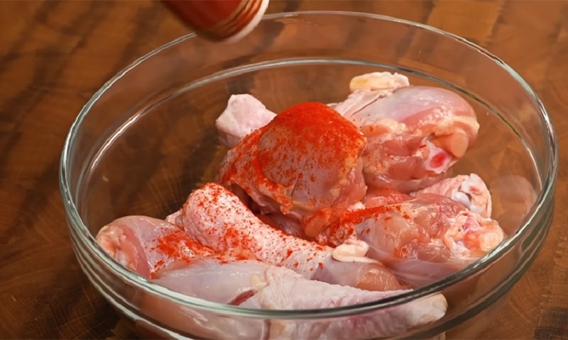 Курица с ароматом мангала: домашний рецепт сочного мяса в духовке