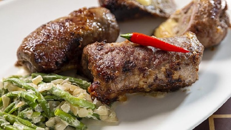 Мясные рулетики с грибами: сочное блюдо для настоящих гурманов