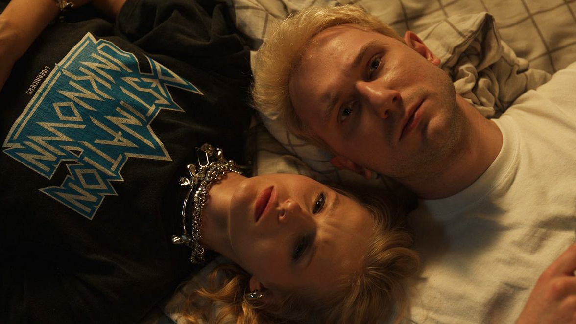 Кадр из фильма «Счастлив, когда ты нет», LOOKFILM, 2025