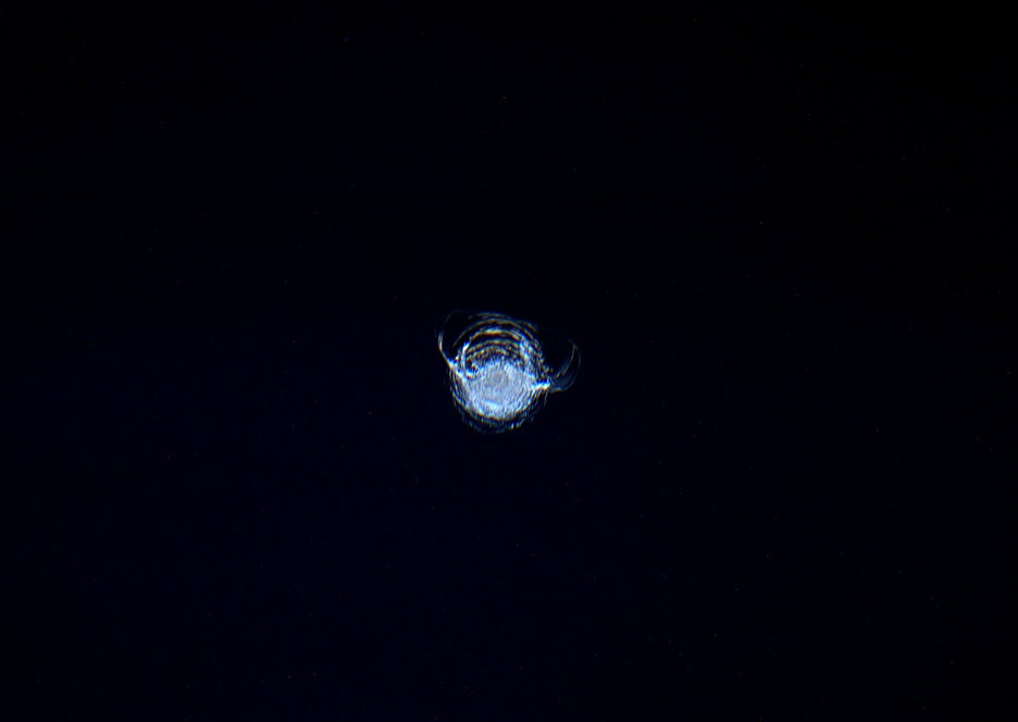 Источник: Naked Science. Знаменитая фотография скола на иллюминаторе модуля «Купол» (Cupola) Международной космической станции (МКС). В 2016 году в это 7-сантиметровое окно на огромной скорости влетел крошечный кусочек космического мусора (предположительно, отколовшаяся краска), оставив внушительный кратер. Это идеальная иллюстрация того, что бывает на скорости 8 км/с.