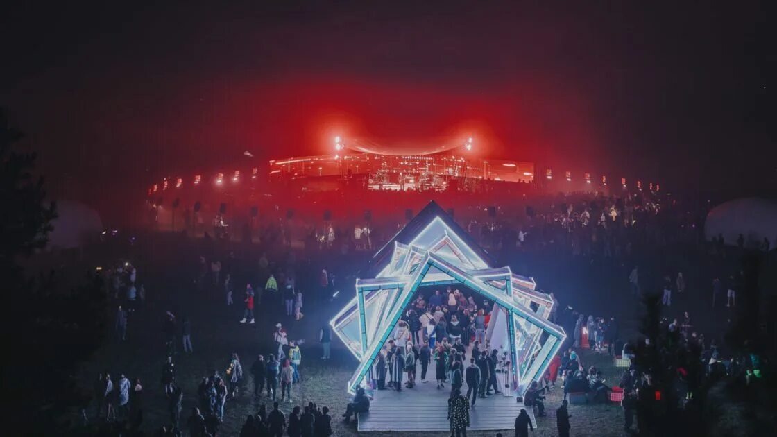 Фото с https://www.buro247.ru/news/culture/12-apr-2025-the-signal-festival-wave-of-artists.html