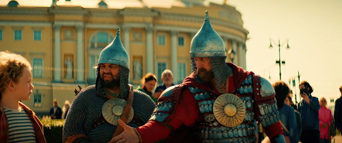    Там ему встречаются два смелых витязя — Ратибор (Роман Курцын) и Федор (Роман Постовалов)   «Богатыри» (6+)