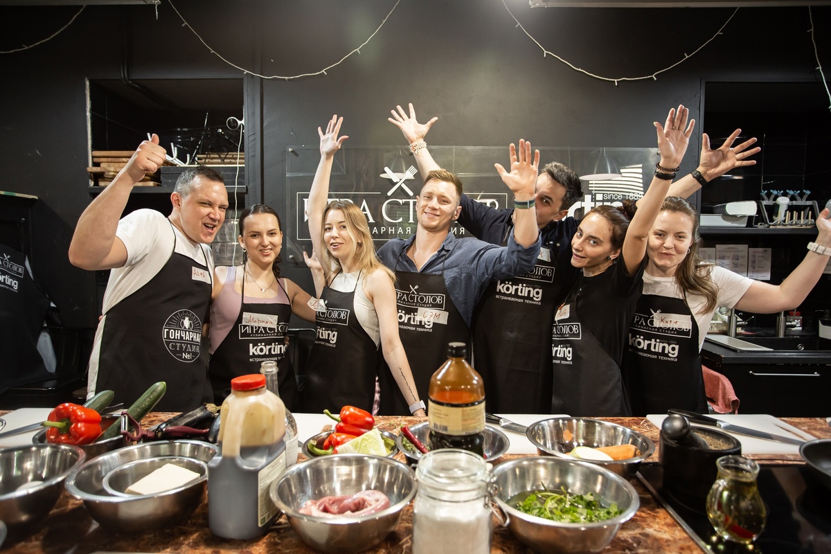 Компания собралась в "Игре столов" вкусно отметить день рождения взрослого в Казани (фото из архива студии).