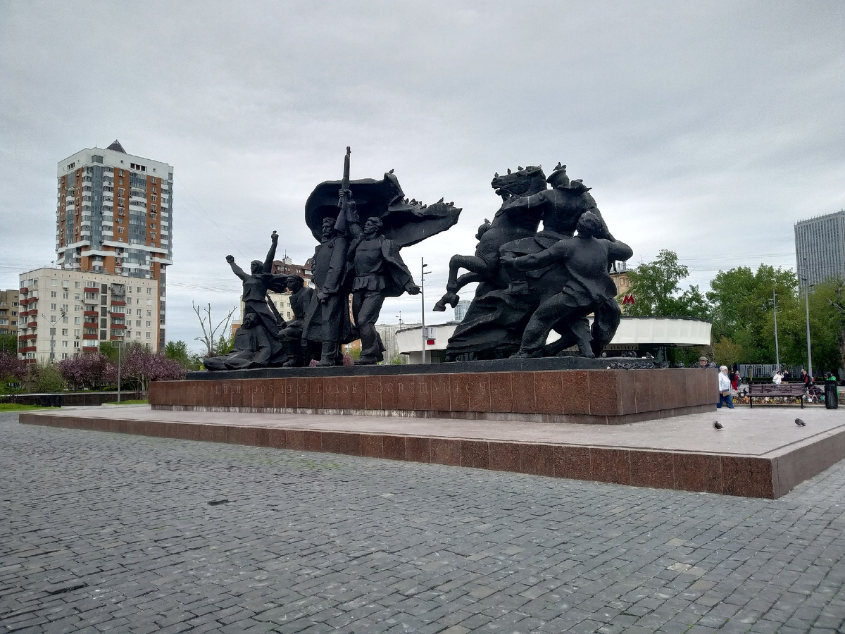  Мемориальная композиция у станции метро "Ул. 1905 года", фото автора