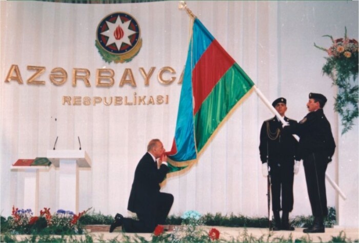   📷
17 ноября 1990 года. Гейдар Алиев после выступления на сессии парламента целует трехцветный флаг Азербайджанской Демократической Республики. Источник фото: azerbaijan.az