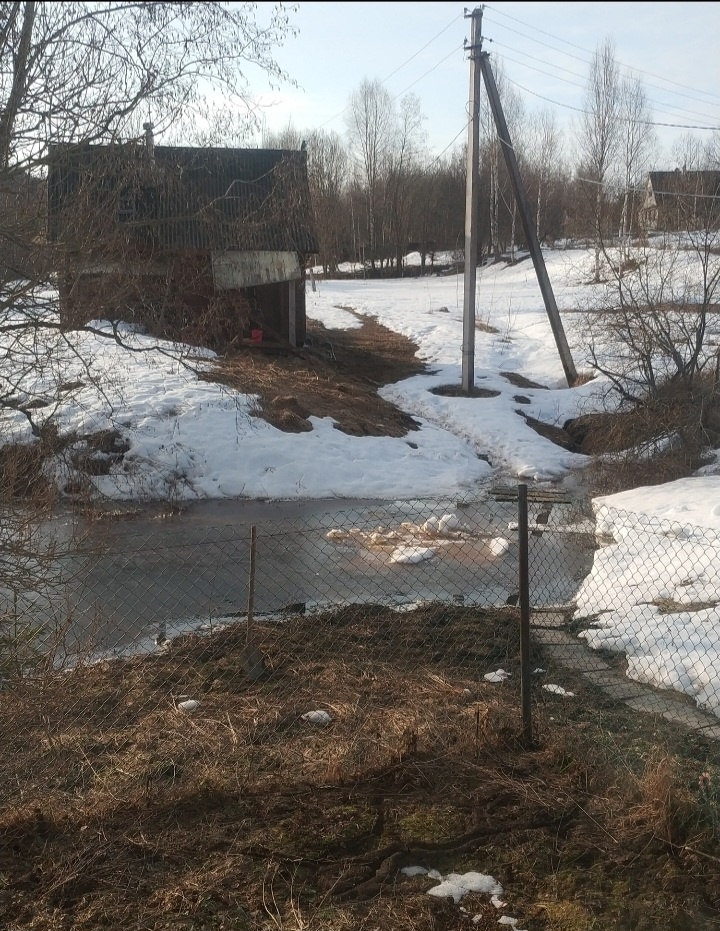 Вода стоит там, где я сейчас подъезд к участку делаю.
