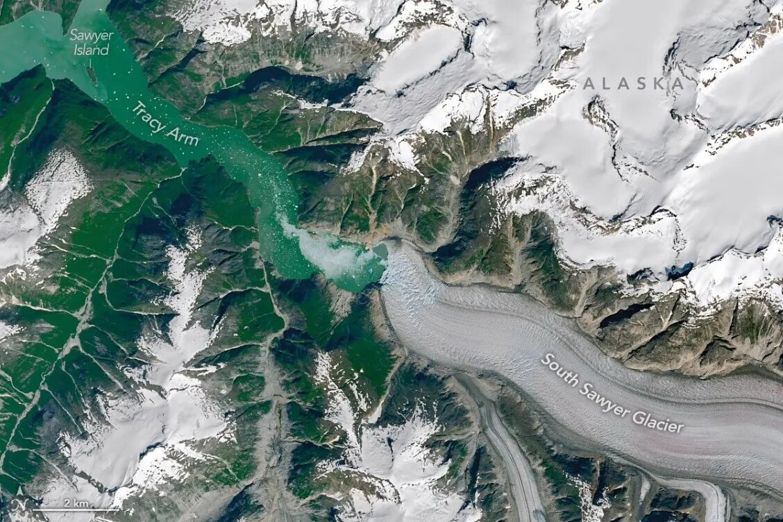 Берега Трейси-Арм 26 июля 2025 года. Изображения NASA Earth Observatory, выполненные Михалой Гаррисон, используя данные Landsat Геологической службы США