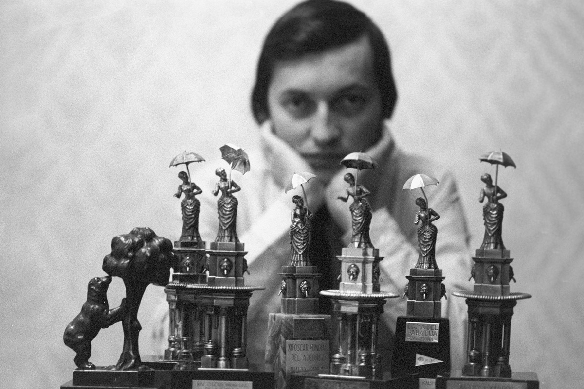    Анатолий Карпов с коллекцией завоеванных шахматных "Оскаров". / Фото: РИА Новости
