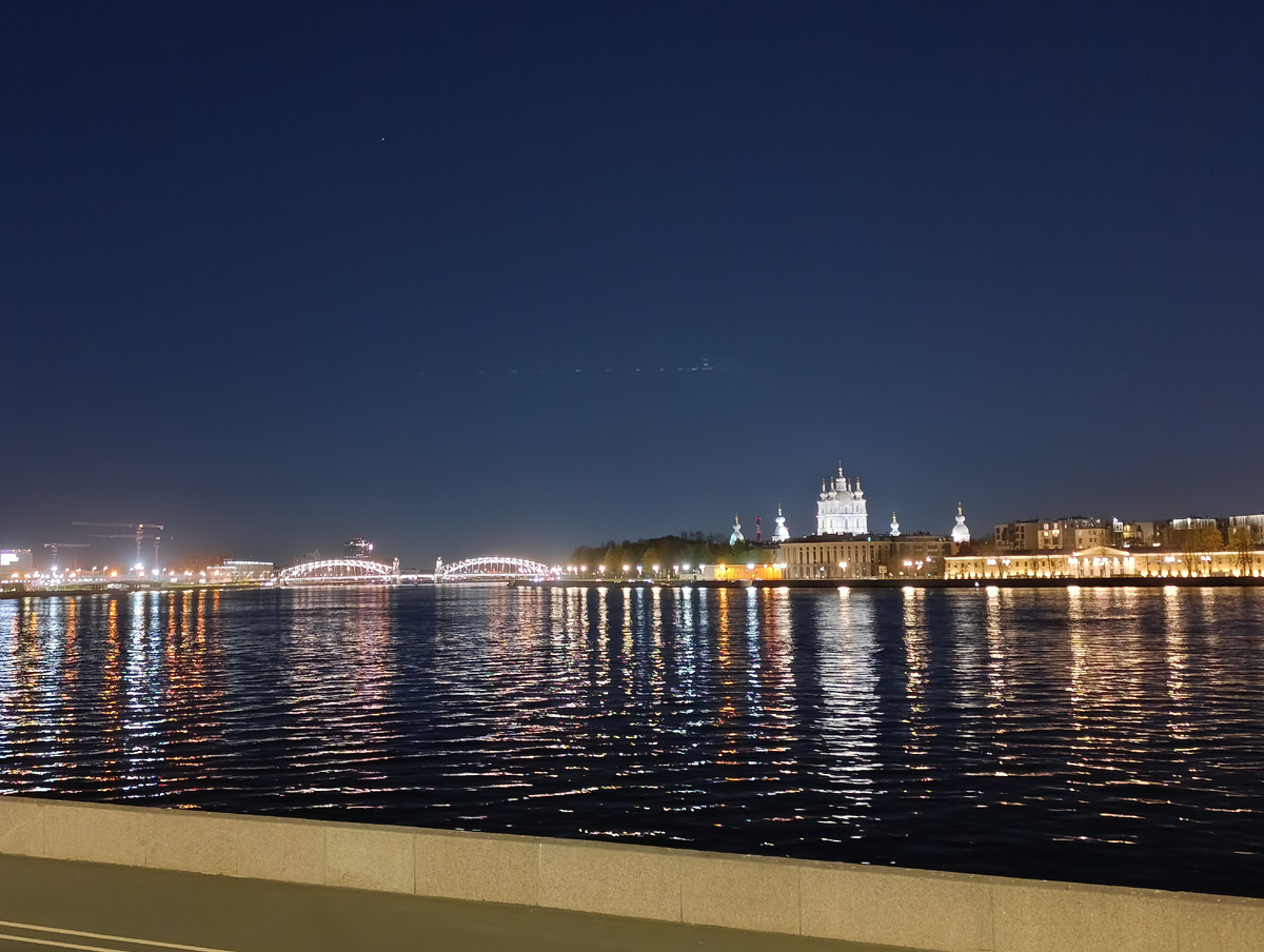 Вечерняя набережная Невы в Петербурге по дороге на Витебский вокзал.