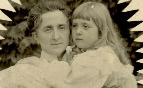 Агата с матерью