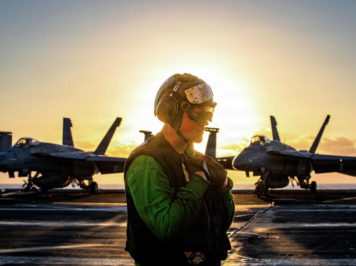    Американский военный на палубе авианосца USS Gerald R. Ford во время операции "Эпическая ярость" | © Фото : U.S. Navy