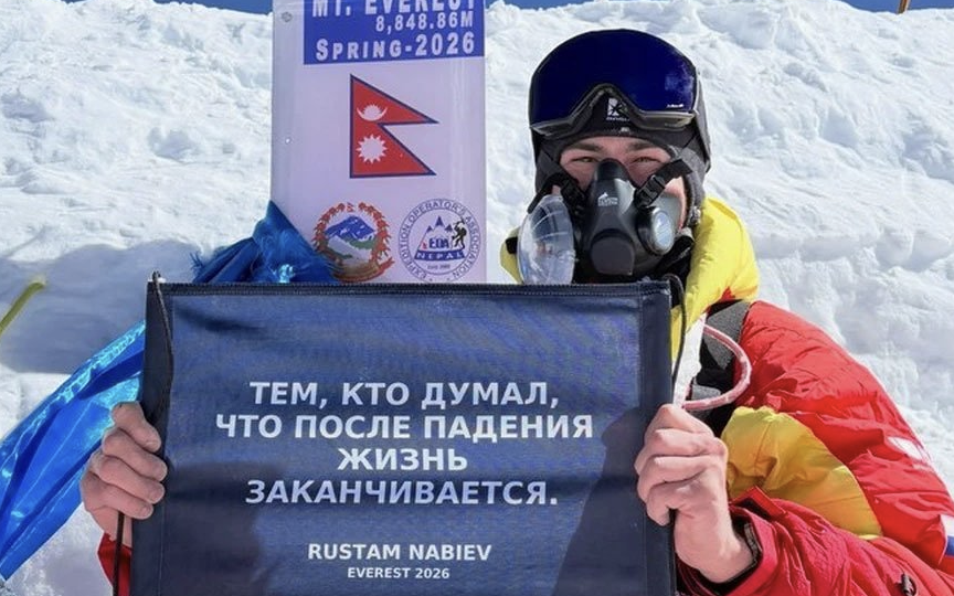 Россиянин первым в мире покорил Эверест на одних руках