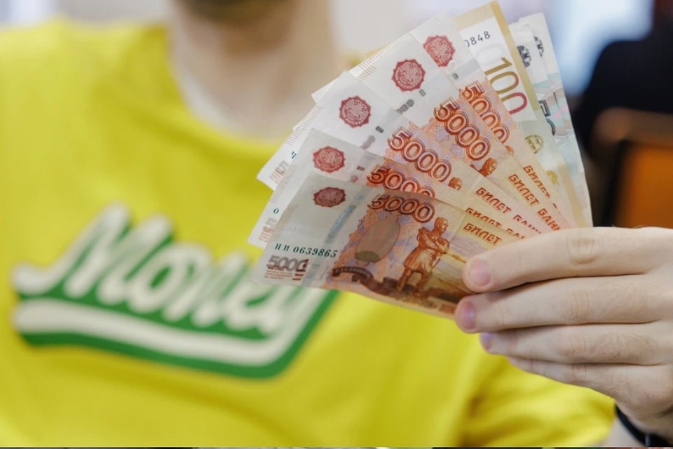    Директора 10 колледжей получают свыше 300 тысяч рублей в месяц. Валерий ЗВОНАРЕВ