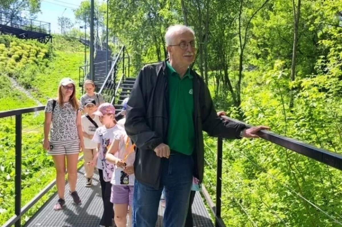    Биолог с полувековым стажем, сотрудник пермского МКУ «ГорЗеленСтрой Алексей Васильевич Лоскутов проводит экскурсию для детей